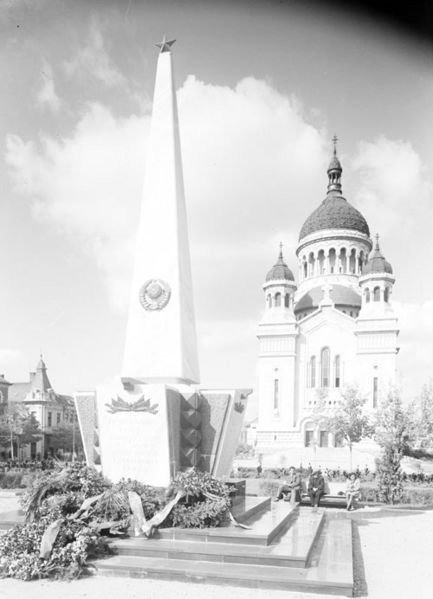Fișier:Catedrala-ortodoxa-si-obeliscul.jpg