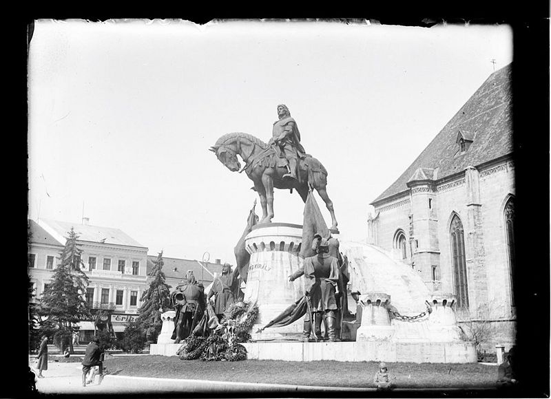 Fișier:Statuie Matia.jpg