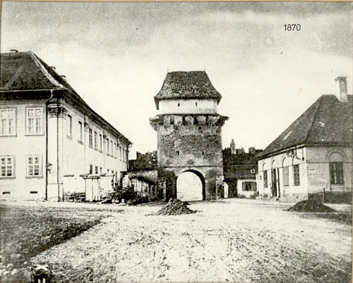 Imagine:Turnul-portii-Bulevardul-Lenin.jpg